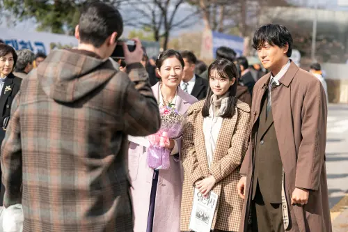 ▲▼《苦盡柑來遇見你》夏季4部曲劇照,IU、朴寶劍為了女兒變堅強。(圖/Netflix) ▲▼《苦盡柑來遇見你》夏季4部曲劇照,IU、朴寶劍為了女兒變堅強。(圖/Netflix)