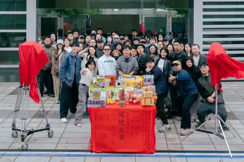 ▲最新恐怖片《鬼牽手》舉行開鏡典禮，主要演員和編導齊聚，希望拍攝能夠一切順利。（圖／網銀國際影視提供）