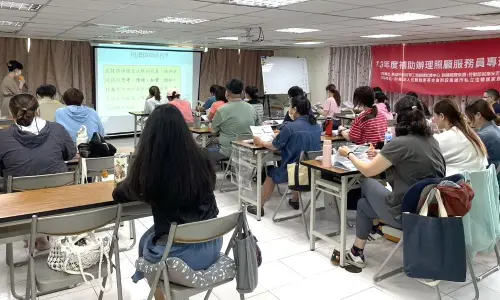 ▲高雄市政府勞工局開辦照顧服務員職前訓練班、在職班及實習專班。(圖/高雄市政府勞工局提供) ▲高雄市政府勞工局開辦照顧服務員職前訓練班、在職班及實習專班。(圖/高雄市政府勞工局提供)