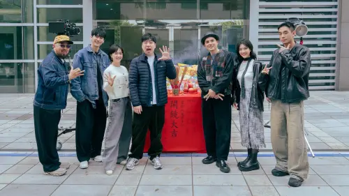 ▲《鬼牽手》導演王晧（中）期待打造全新類型恐怖片，主要演員包括美麗本人（左起）、涂善存、嚴正嵐、歐陽倫、睦媄、初孟軒。（圖／網銀國際影視提供）