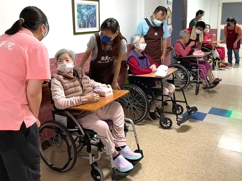 ▲勞動部為回應包括長輩「臨」時有狀況卻找不到生活協助人力、外籍家庭看護空窗期請假返國「短」期需要人力、家人手術或病後需要「急」性後期生活協助等需求，推動多元陪伴照顧服務試辦計畫。(圖／高雄市政府勞工局提供) 