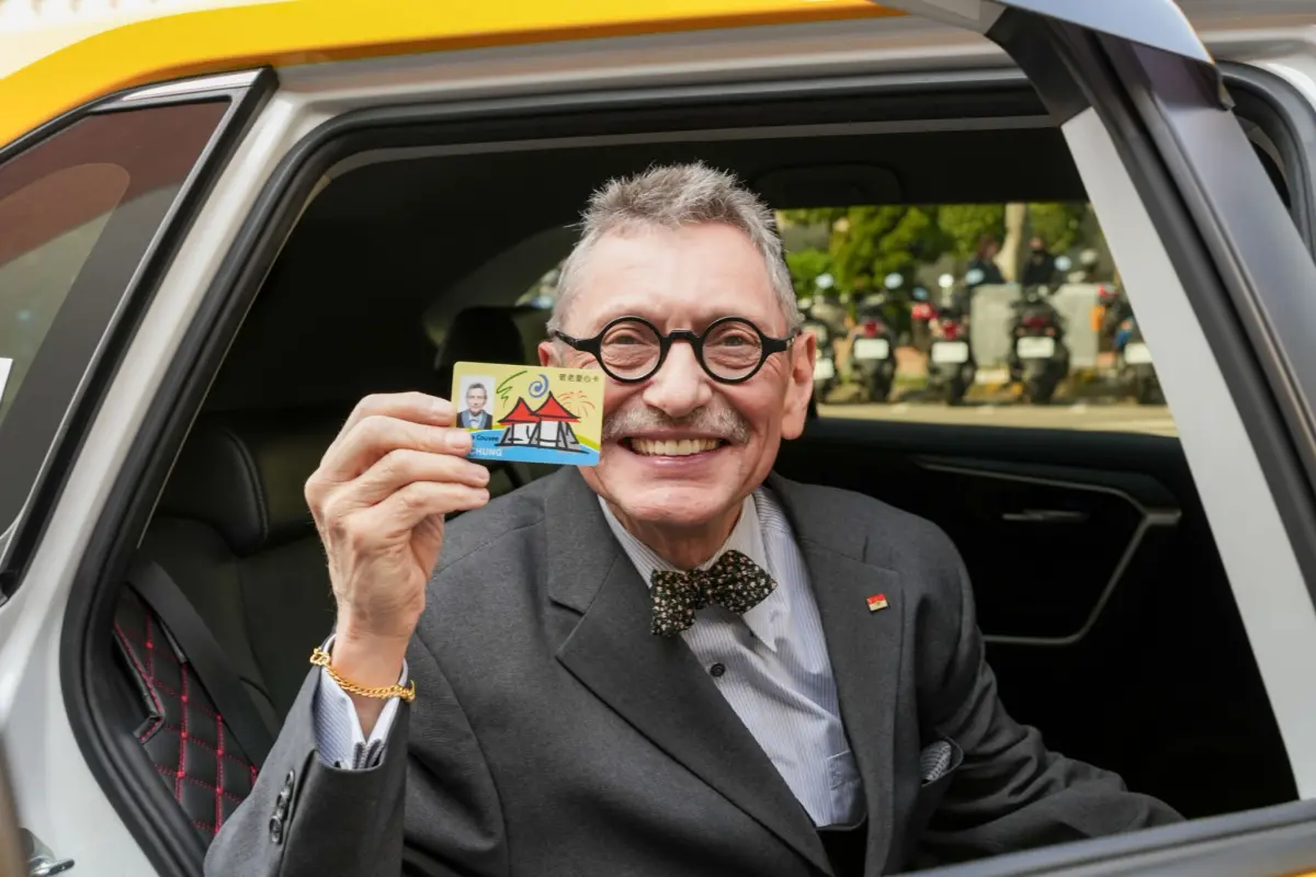 ▲利昂爺爺開心搭上計程車，享受敬老愛心卡的優惠服務。（圖／台中市政府提供，2025.03.10）
