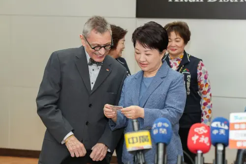 ▲台中市長盧秀燕將敬老愛心卡交到利昂爺爺手上。（圖／台中市政府提供，2025.03.10）