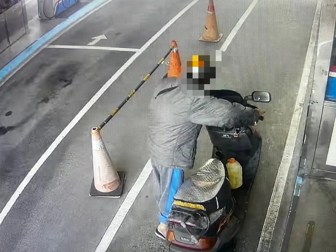 ▲基隆市警察局獲報於仁愛區山區疑似有自殺案件，林姓死者於案發現場點燃汽油桶，隨即引發火勢。（圖／警方提供）