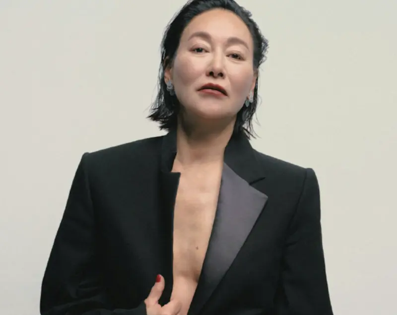 ▲金馬影后惠英紅（如圖）為精品拍攝的最新時尚照，雖然秀出性感深V，卻被網友嫌顏值崩潰，角度沒取好，還有人諷刺跟商界狂人馬斯克的模樣有幾分像。（圖／摘自惠英紅 微博）