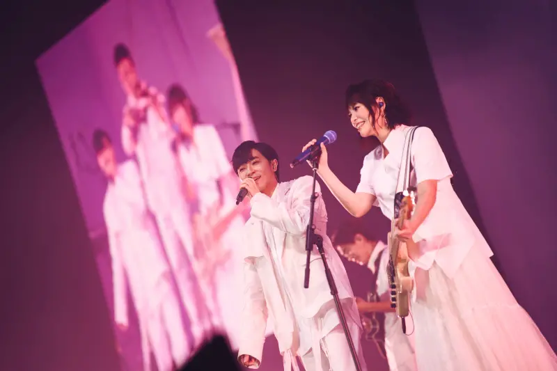 ▲蘇打綠登新加坡開唱，青峰（左）提出自己有荒唐的要求就是「想要暖氣」，工作人員最後花了2小時才達成他的願望。（圖／緒風提供）