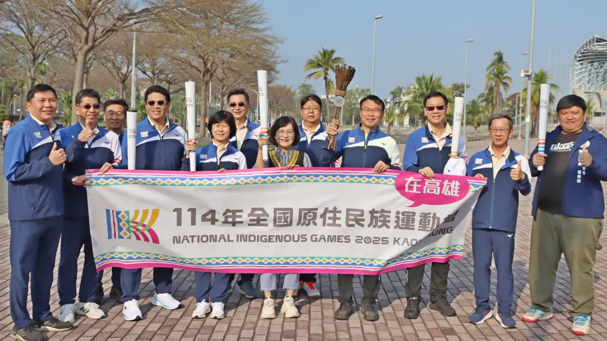 ▲高市府運發局長侯尊堯於聖火隊出發前合影。（圖／高市府運發局提供）