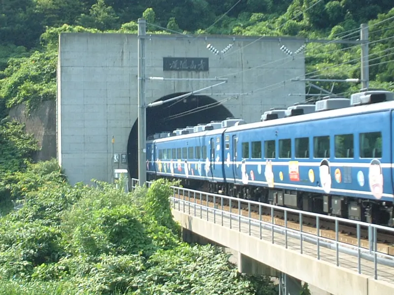 ▲日本青森縣端的青函隧道入口，列車為海峽號多啦A夢特別車廂。（圖／取自維基百科photo by Alljal）