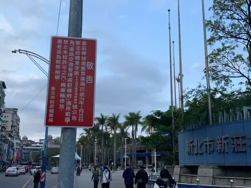 ▲新莊球場整修後不再開放球迷於賽事期間停放機車，新北市體育局也發出公告。（圖／記者陳柏翰攝，2025.03.09）