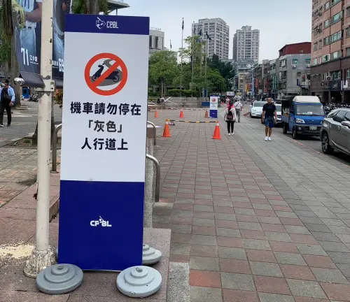 ▲新莊球場過去開放球迷於賽事期間停放機車，並由工作人員協助引導。（圖／中職工作人員提供）