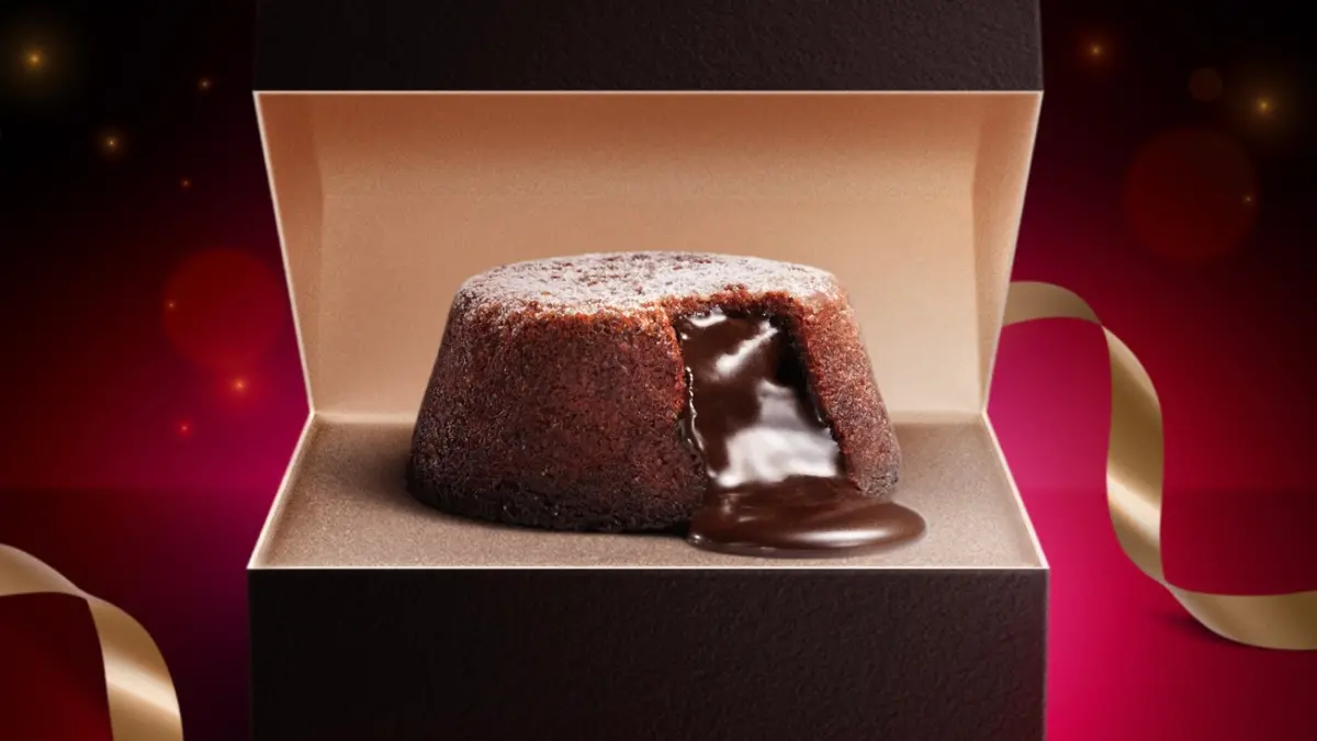 ▲達美樂全新型態「熔岩披薩馬芬」首週狂賣超過10萬顆！馬上再推「熔岩可可馬芬」迎接白色情人節，裝入「時尚黑限定包裝寶盒」，最划算可享78折優惠。串燒居酒屋柒息地也開吃「買1送2」優惠。（圖／達美樂提供）