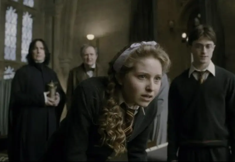 ▲曾在《哈利波特》電影中扮演榮恩女友文妲的潔西凱芙（中），宣告要加入被外界認為情色成人平台的OnlyFans，但她強調自己不賣色情，只是想靠及腰長髮吸引戀物癖的觀眾。（圖／摘自IMDb）