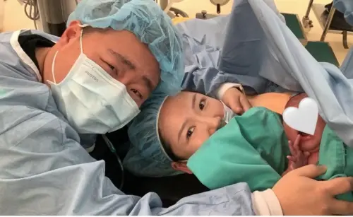 郝劭文老婆在台灣生了！抱寶寶甜喊「歡迎來我們家」他感動笑出淚
