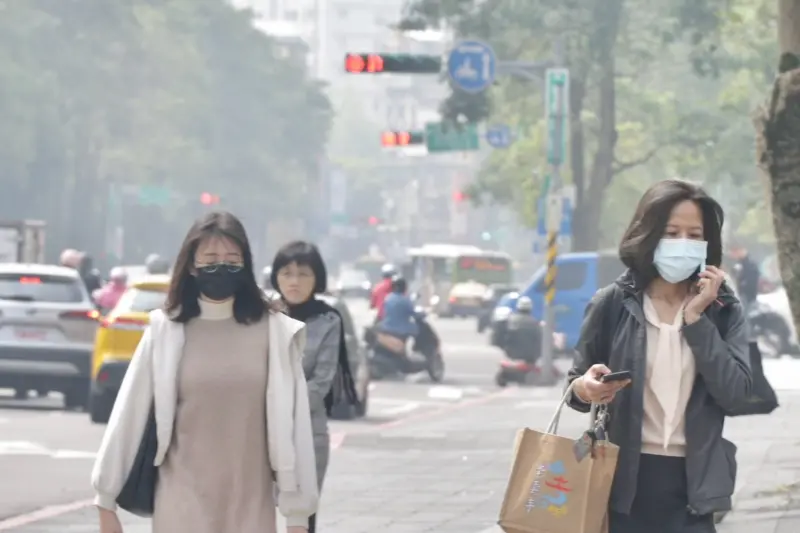 ▲今天台灣西半部空氣品質不佳，尤其雲嘉南地區處於紅色警戒，所有族群應減少在戶外活動。（圖／NOWnews攝影中心）