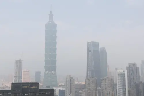 ▲不只南台灣地區空氣品質差，大台北地區的天空也是一片霧濛濛。（圖／NOWnews攝影中心）