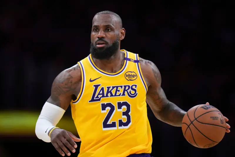▲洛杉磯湖人主教練JJ Redick接受了媒體訪問，「詹皇」LeBron James和八村壘缺席今天對密爾瓦基公鹿隊的比賽，但他們有望在周日復出。（圖／美聯社／達志影像）