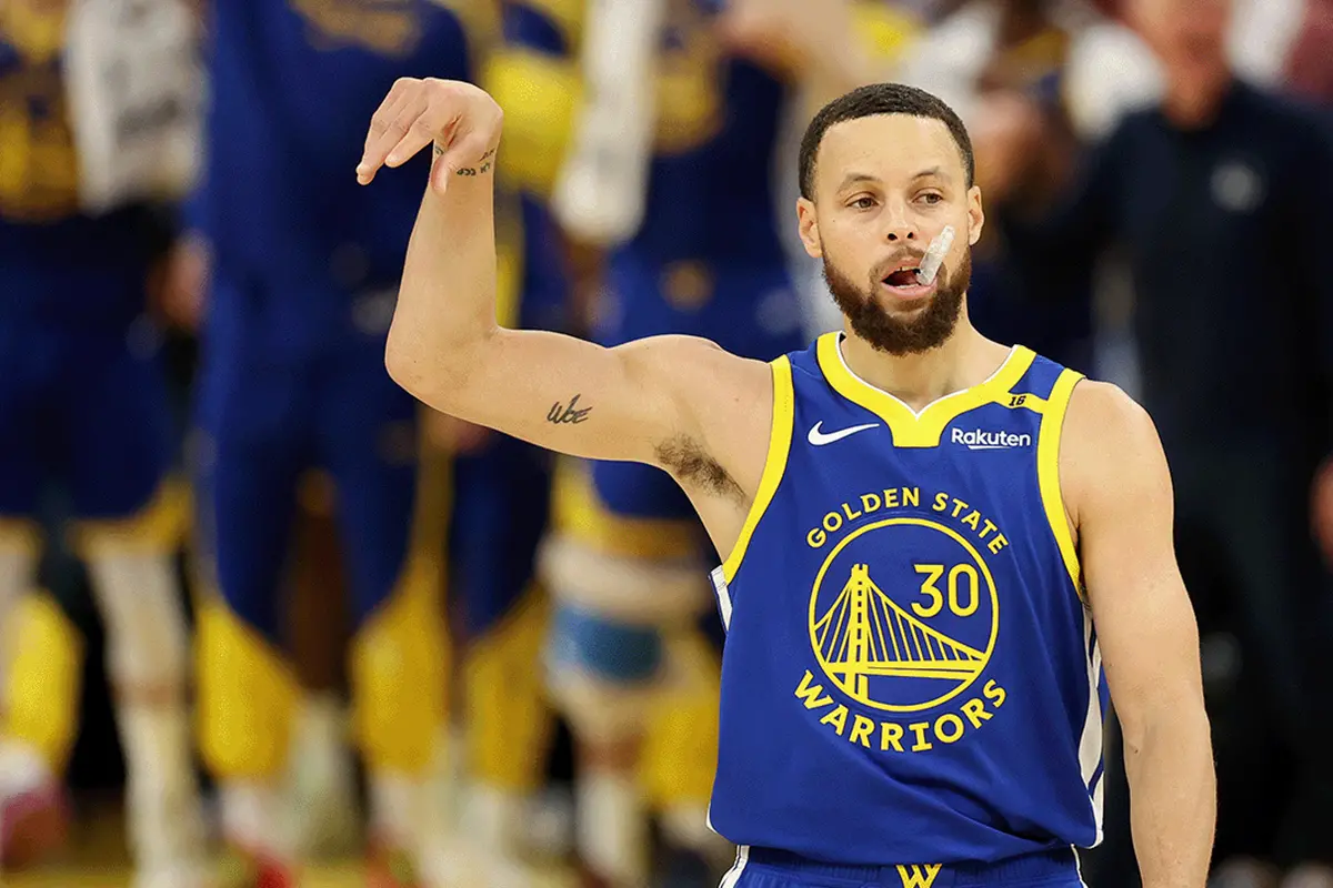 ▲金州勇士主將Stephen Curry力拚在本場比賽改寫NBA歷史，成為史上第一位達成4000顆三分球的球員。他今晚命中5顆三分球、得到24分，破紀錄得要再等等，勇士終場以130:120擊敗拓荒者。（圖／取自金州勇士X）