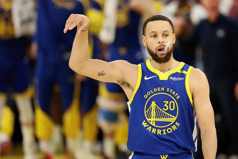 ▲金州勇士主將Stephen Curry力拚在本場比賽改寫NBA歷史，成為史上第一位達成4000顆三分球的球員。他今晚命中5顆三分球、得到24分，破紀錄得要再等等，勇士終場以130:120擊敗拓荒者。（圖／取自金州勇士X）