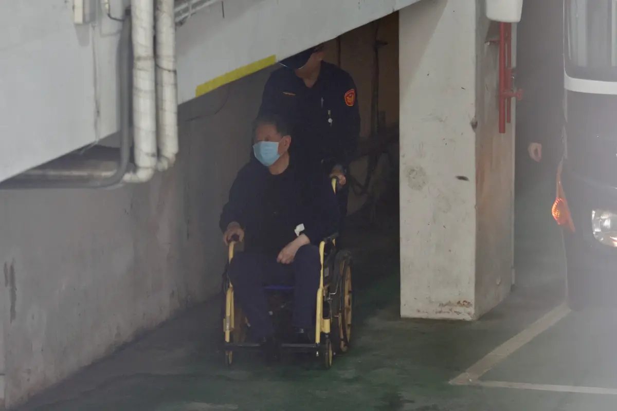 ▲京華城案開庭，威京集團主席沈慶京坐輪椅出庭。（圖／記者李政龍攝，2025.03.11）