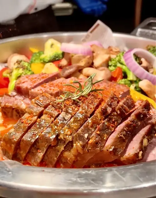 Cozzi Market逸.市集吃到飽自助百匯餐廳當季推出牛小排。(圖/翻攝COZZI Blu和逸飯店‧桃園館臉書) ▲Cozzi Market逸.市集吃到飽自助百匯餐廳當季推出牛小排。(圖/翻攝COZZI Blu和逸飯店‧桃園館臉書)