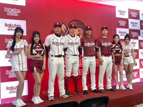 ▲中華職棒樂天桃猿今日舉辦新球季記者會，公布新球季全新球衣，以日本文化、浮世繪為主題點綴，女孩戰袍也同步更新。（圖／記者林子翔攝）