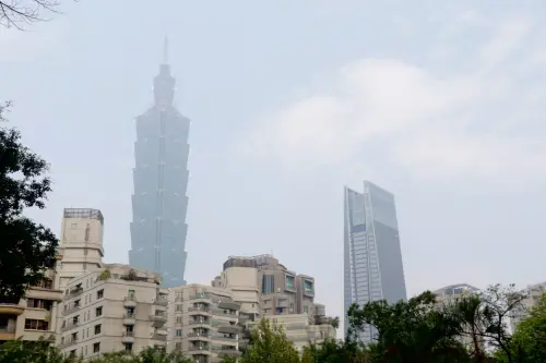 ▲空氣污染、空污、霧霾、濃霧、空氣品質、房市、台北101配圖。（圖／NOWnews攝影中心，2025.3.11）