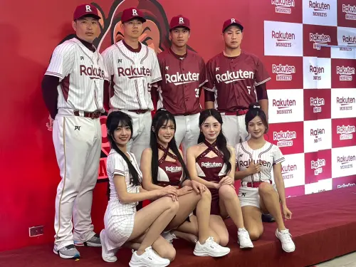 ▲樂天桃猿隊長林立（後排右二）喊話新球季新氣象，希望助隊拿下總冠軍。（圖／記者林子翔攝）