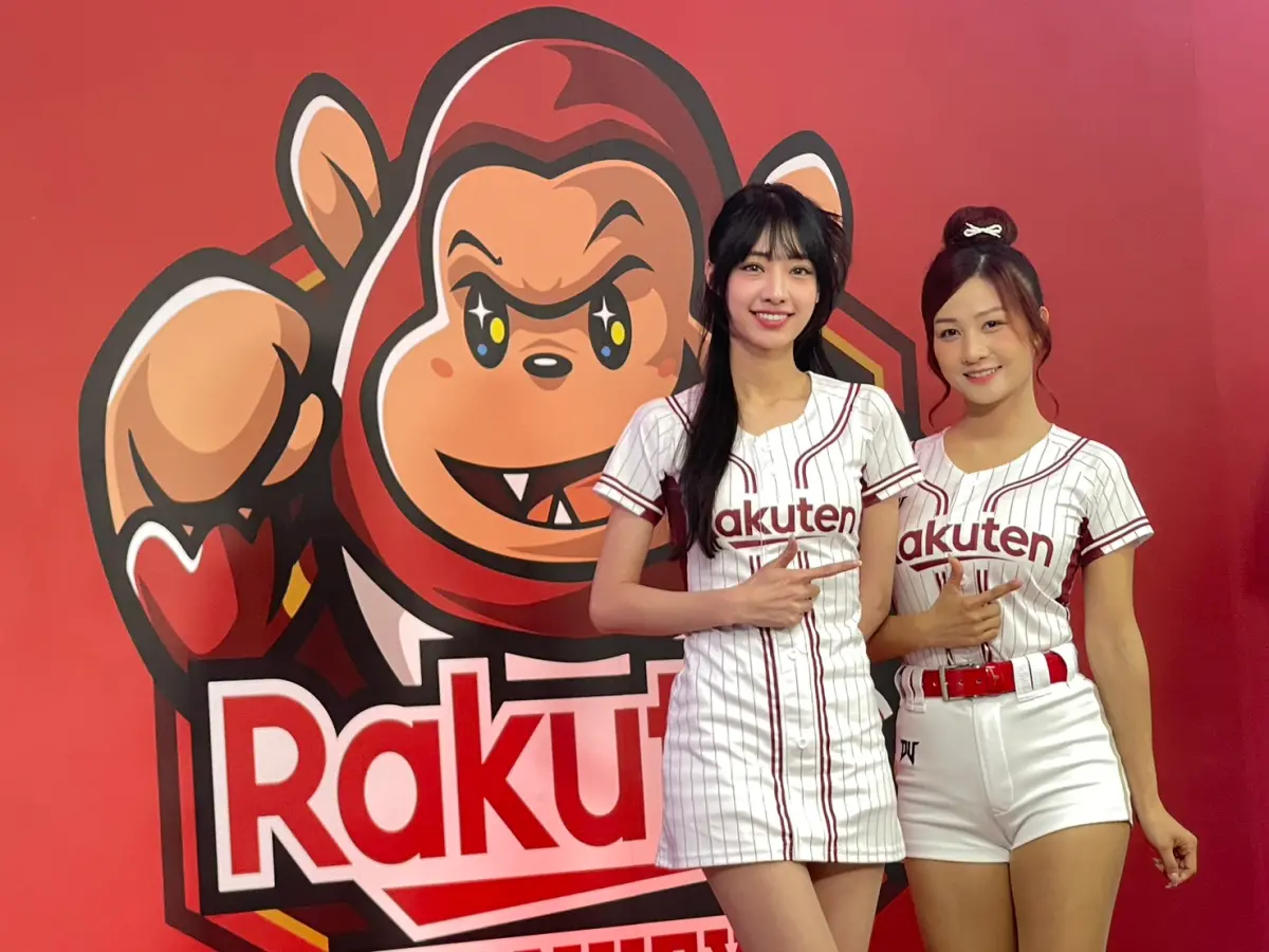 ▲中華職棒樂天桃猿公布新球季全新球衣，以日本文化、浮世繪為主題點綴，女孩戰袍也同步更新。（圖／記者林子翔攝）