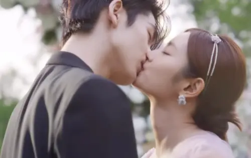 ▲張凌赫(左)與徐若晗(右)劇中浪漫婚禮畫面唯美,360公斤花瓣撒滿天。(圖/微博) ▲張凌赫(左)與徐若晗(右)劇中浪漫婚禮畫面唯美,360公斤花瓣撒滿天。(圖/微博)