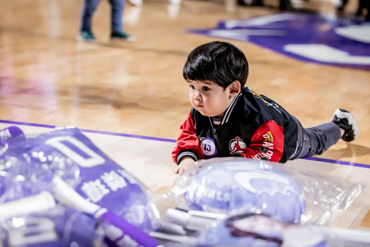 ▲攻城獅球團特別與高人氣恐龍角色JOGUMAN展開合作，攻城獅主場將充滿豐富JOGUMAN元素。這將是JOGUMAN於全球首次與職業籃球隊合作，攻城獅球團期盼能邀請所有小小獅紫軍們和JOGUMAN一起感受籃球的樂趣。（圖／攻城獅提供）