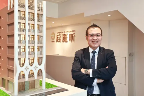 ▲后麗國際開發董事長楊盛傑選在松江南京商圈推案,一戶平均總價1600萬元,要讓受薪階級人人都買得起。(圖/記者葉政勳攝) ▲后麗國際開發董事長楊盛傑選在松江南京商圈推案,一戶平均總價1600萬元,要讓受薪階級人人都買得起。(圖/記者葉政勳攝)