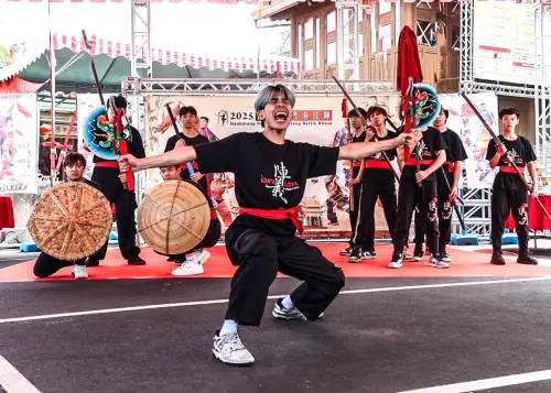 「高雄內門宋江陣」融合宗教信仰、藝陣文化及辦桌料理等元素是最具代表性的地方節慶活動。(圖/高雄市觀光局提供) ▲「高雄內門宋江陣」融合宗教信仰、藝陣文化及辦桌料理等元素是最具代表性的地方節慶活動。(圖/高雄市觀光局提供)