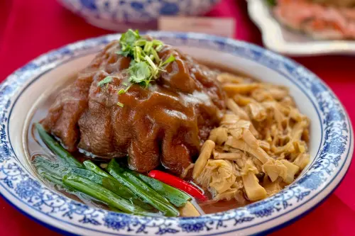 宋江大宴菜色中包含「一品封」,是南部特有作法的紅燒蹄膀,軟嫩噴香。(圖/記者葉盛耀攝) ▲宋江大宴菜色中包含「一品封」,是南部特有作法的紅燒蹄膀,軟嫩噴香。(圖/記者葉盛耀攝)