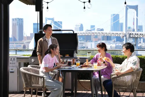 ▲日本東京台場經營燒烤場「THE BBQ BEACH in AQUA CITY ODAIBA」的株式会社タイシステム（TAISYSTEM），以「JAPAN燒烤」品牌首次來台，進駐新濱町海洋廚房。（圖／新濱町海洋廚房提供）