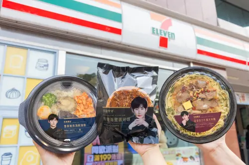 ▲3款聯名商品換上金秀賢包裝,包括蟹黃鮑魚海鮮湯飯169元、蒜香菲力牛義大利麵169元、焦糖海鹽圓可頌55元。(圖/業者提供) ▲3款聯名商品換上金秀賢包裝,包括蟹黃鮑魚海鮮湯飯169元、蒜香菲力牛義大利麵169元、焦糖海鹽圓可頌55元。(圖/業者提供)