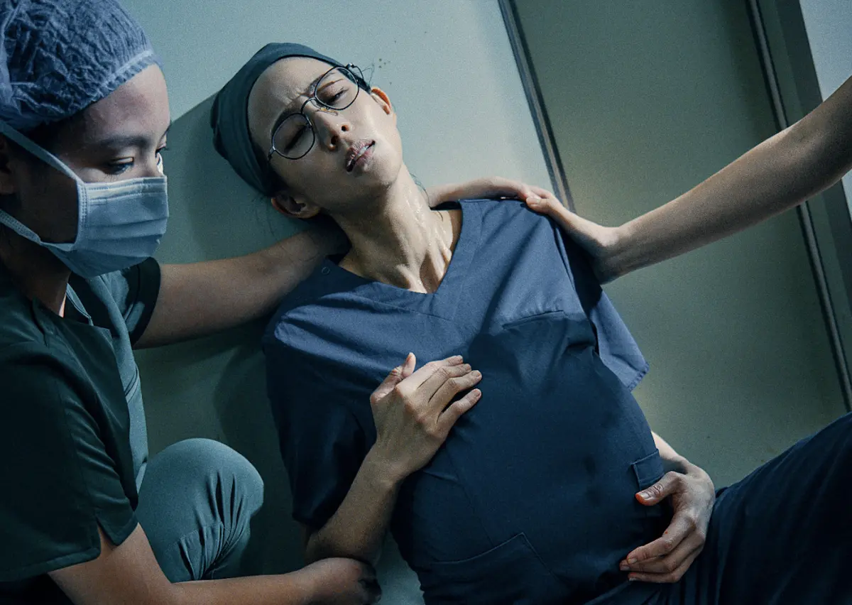 ▲台劇《化外之醫》首播就登上OTT平台排行榜冠軍，張鈞甯（如圖）飾演神經外科醫師，臨盆在即也堅持完成手術。（圖／公視、中華電信、瀚草文創）