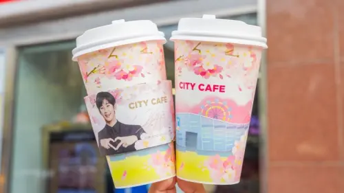 ▲CITY CAFE推出期間限定金秀賢櫻花版杯套。（圖／業者提供）
