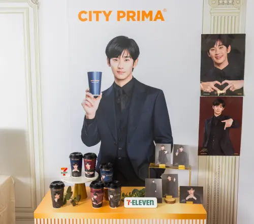 ▲3月19日起CITY PRIMA精品咖啡買4杯6.9折，再送金秀賢明信片。（圖／業者提供）