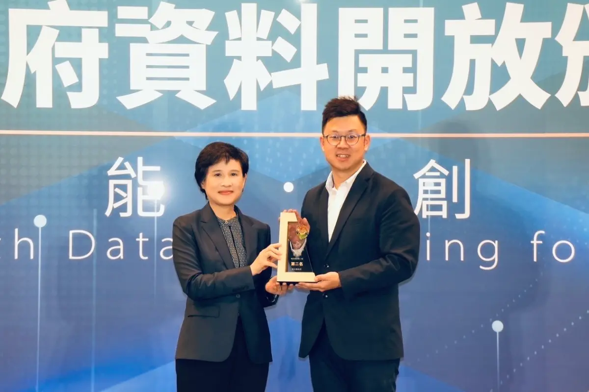 ▲行政院副院長鄭麗君親自授獎(圖／數位局提供2025.3.11)