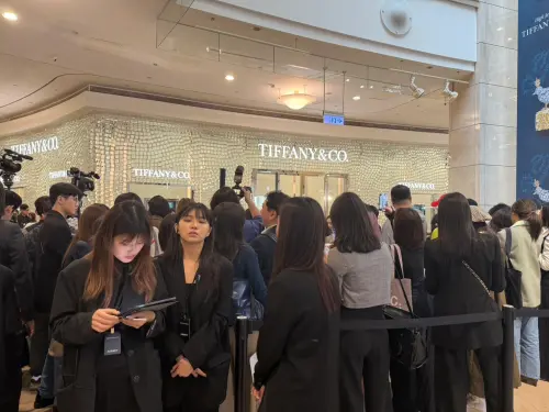 ▲楊紫瓊來台,上百媒體與粉絲守在精品旗艦店外想一睹她的丰采。(圖/記者蘇詠智攝) ▲楊紫瓊來台,上百媒體與粉絲守在精品旗艦店外想一睹她的丰采。(圖/記者蘇詠智攝)