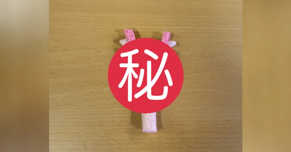 ▲可愛的白色絨毛玩偶，手中拿著用粉紅色海綿裁切出來的各種形狀，展現有趣的手作創意。（圖／3M提供）