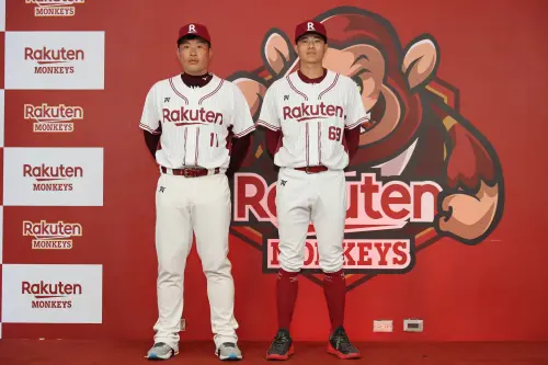 ▲樂天桃猿更換全新戰袍亮相，林泓育大讚很好看，條紋設計很特別，但褲子若是也壓印上條紋，整體性會更一致。（圖／樂天桃猿提供）