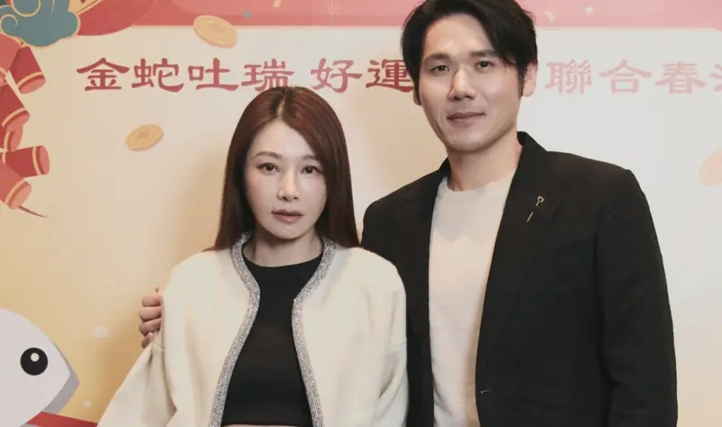 ▲45歲女星陳怡蓉（左）和醫師老公薛博仁（右）出席醫美集團春酒，7年沒拍戲的她也預告回歸，女兒即將上小學，她笑說終於可以演動物以外的角色了。（圖／聖緹雅）