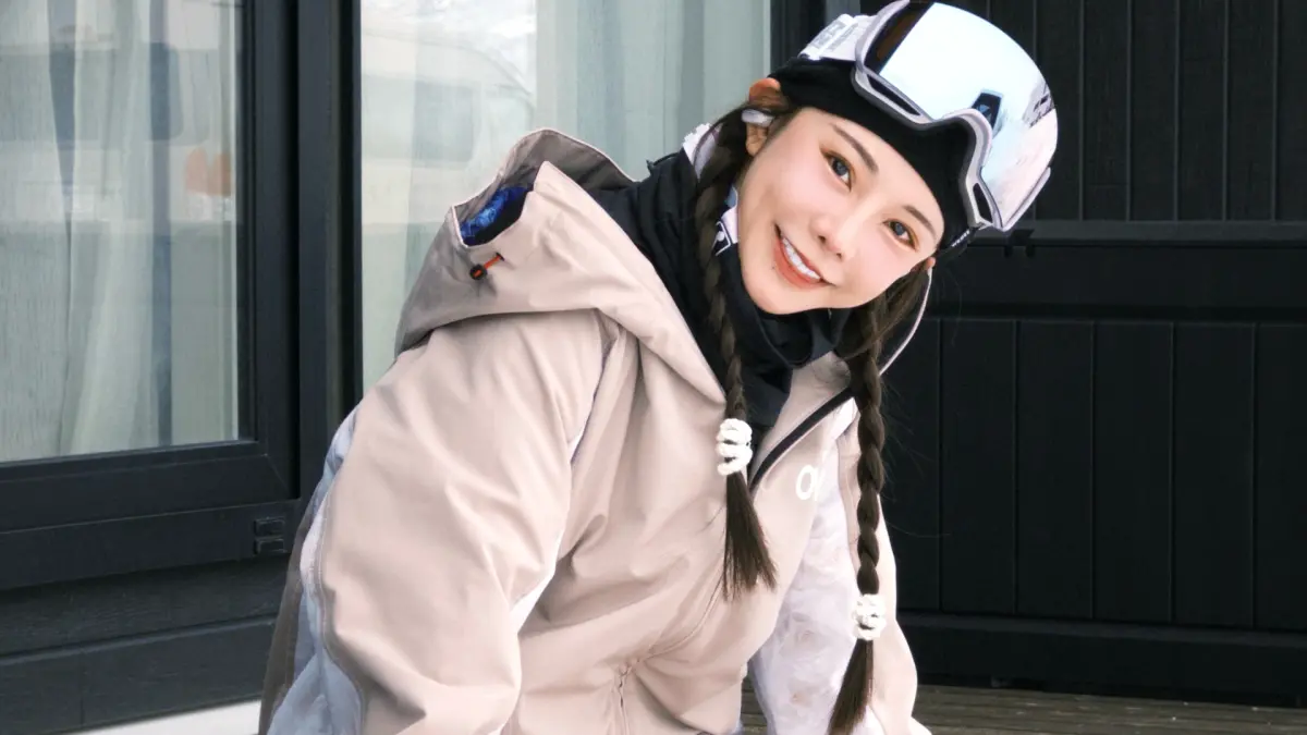 ▲巫苡萱才傳出不續約樂天啦啦隊，又到日本想嘗試新身分，沒想到卻在滑雪時因為意外跌倒，導致雙膝跪地腫起來。（圖／時代創藝提供）