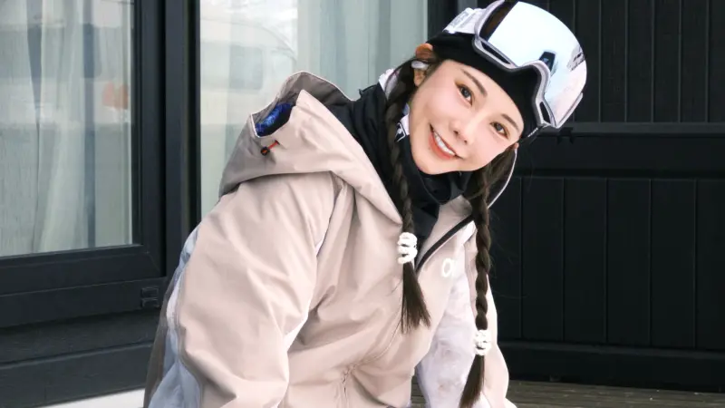 ▲巫苡萱才傳出不續約樂天啦啦隊，又到日本想嘗試新身分，沒想到卻在滑雪時因為意外跌倒，導致雙膝跪地腫起來。（圖／時代創藝提供）