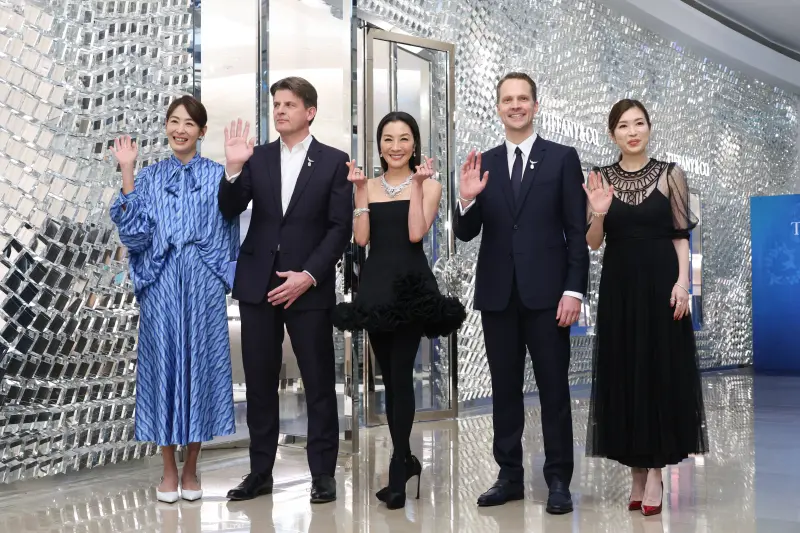 ▲楊紫瓊（中）戴上價值超過3億的珠寶，為台北101的精品旗艦店開幕活動站台，賈永婕（左一）則以101董事長的身分出席，留下同框畫面，兩人還一起舉杯喝香檳，慶祝活動圓滿順利。（圖／記者陳明安攝）