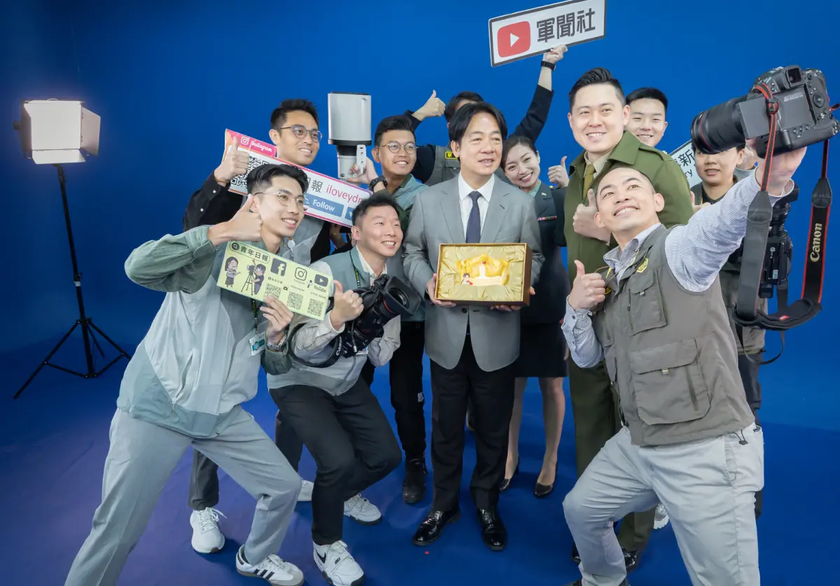 ▲賴清德勗勉青年日報社、軍聞社並錄製莒光園地節目。（圖／總統府提供）