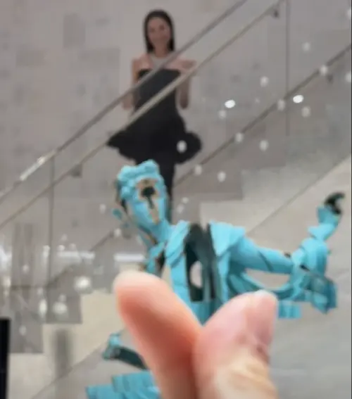 ▲賈永婕搶先偷拍楊紫瓊（上）在珠寶店內的丰采，對她獻上手指愛心。（圖／摘自賈永婕IG）