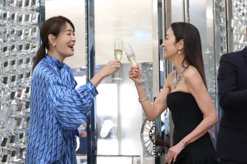 ▲賈永婕（左）與楊紫瓊在珠寶精品旗艦店的開幕活動上互相碰杯，祝福圓滿順利。（圖／記者陳明安攝）