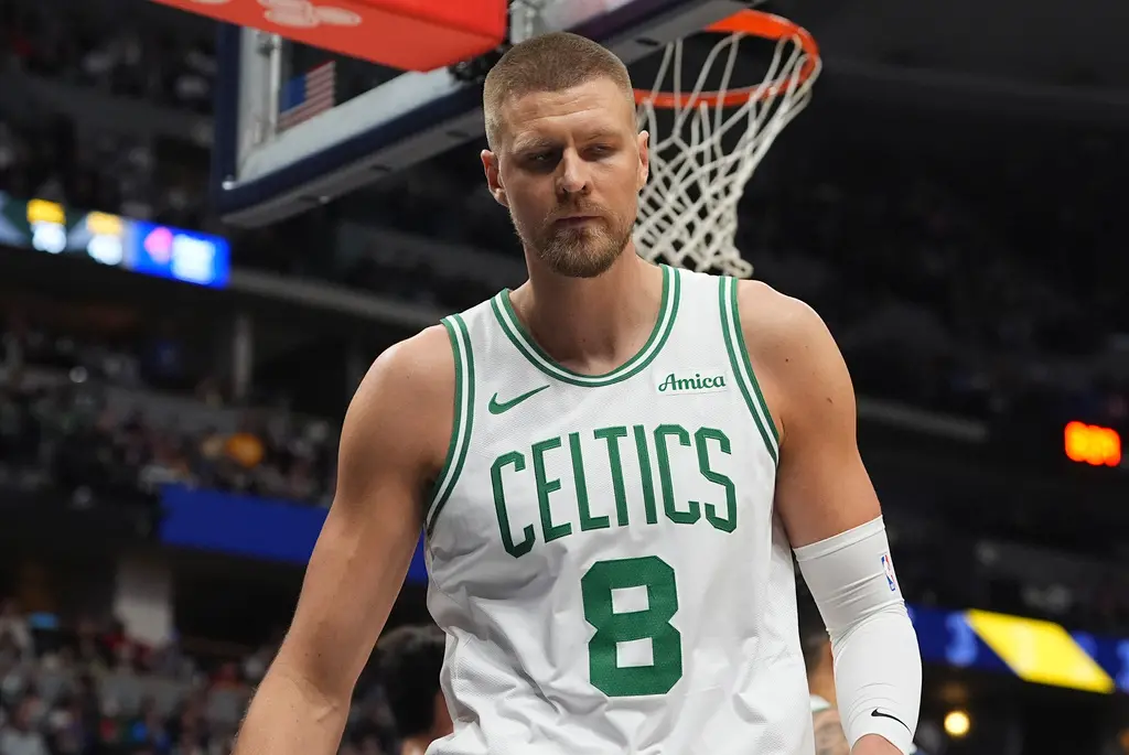 ▲塞爾提克明星中鋒Kristaps Porzingis在比賽中段突然退場，引發外界關注。（圖／美聯社／達志影像）